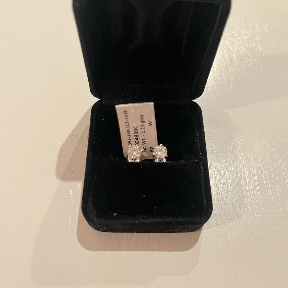 Elegant Daimond Stud Earrings